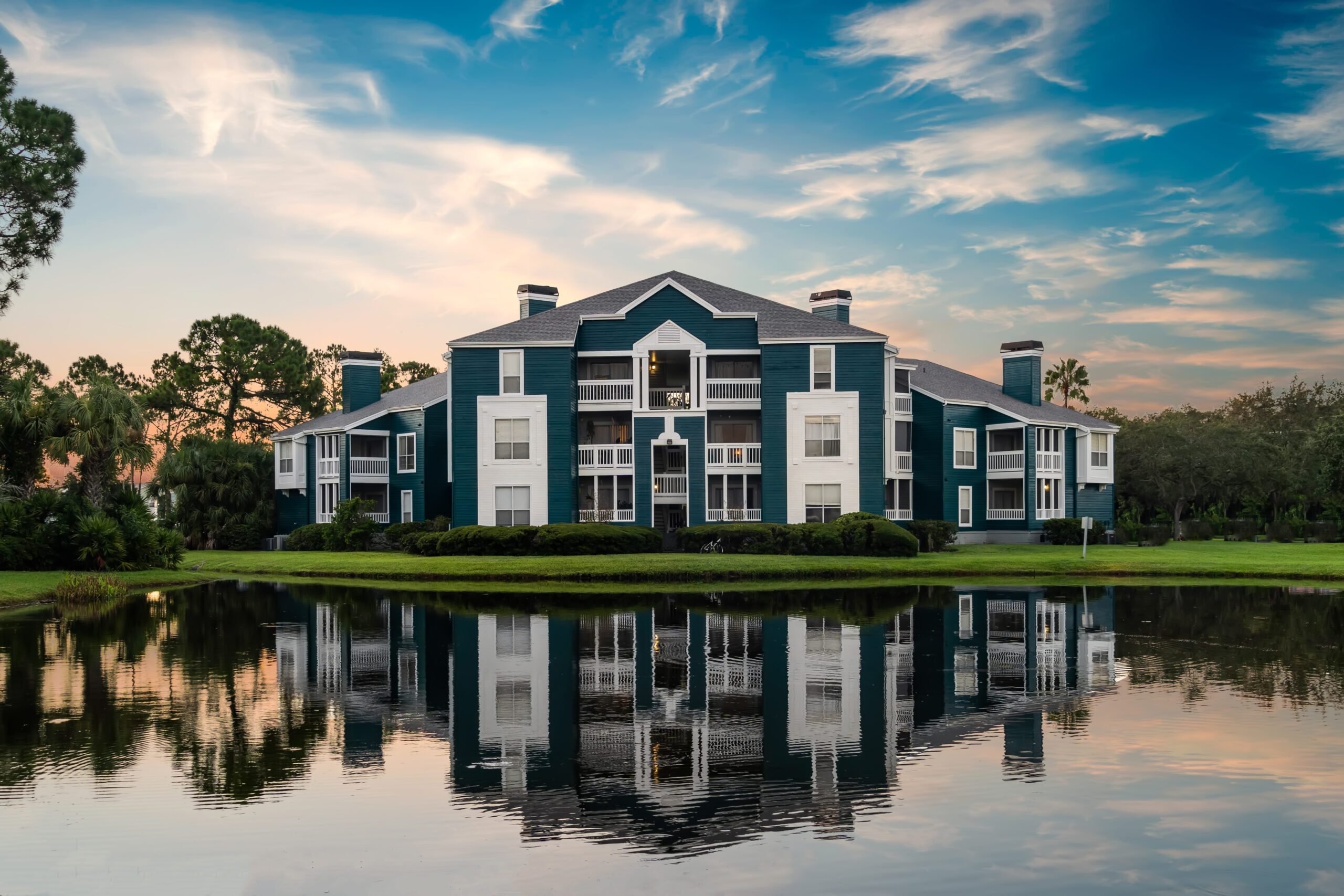 Photo of the pond and back of the Isles of Gateway property in St. Petersburg, Florida.