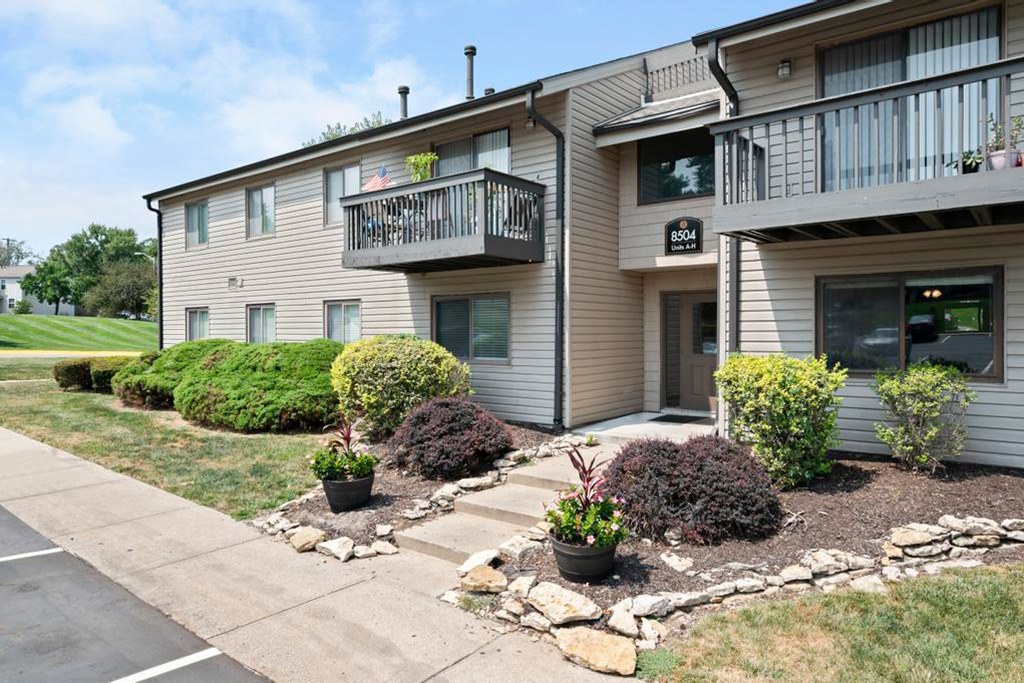 Photo of one of the entrances at the Arcadia at Overland Park property in Overland Park, Kansas.