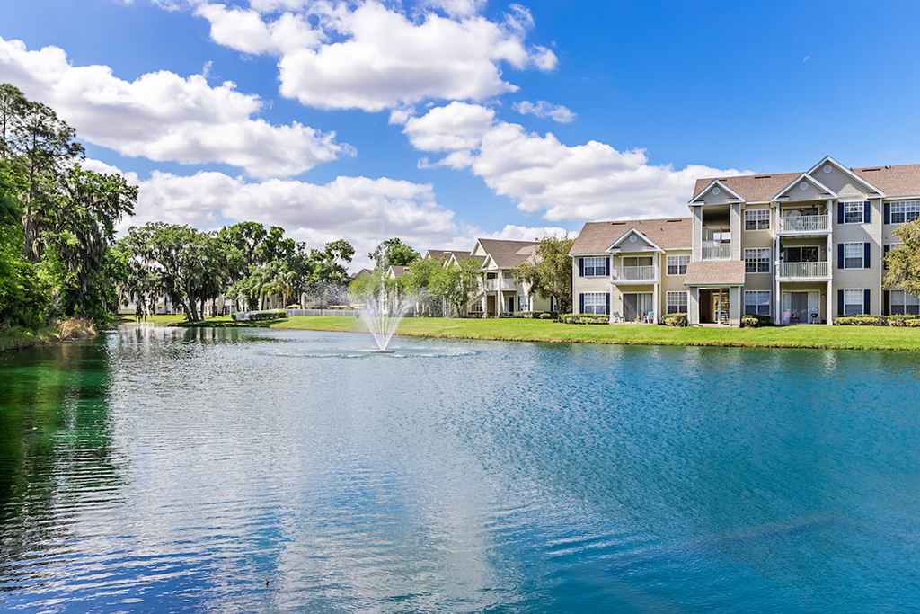 Photo of the pond behind the Huntington at Sundance property in Mulberry, Florida.