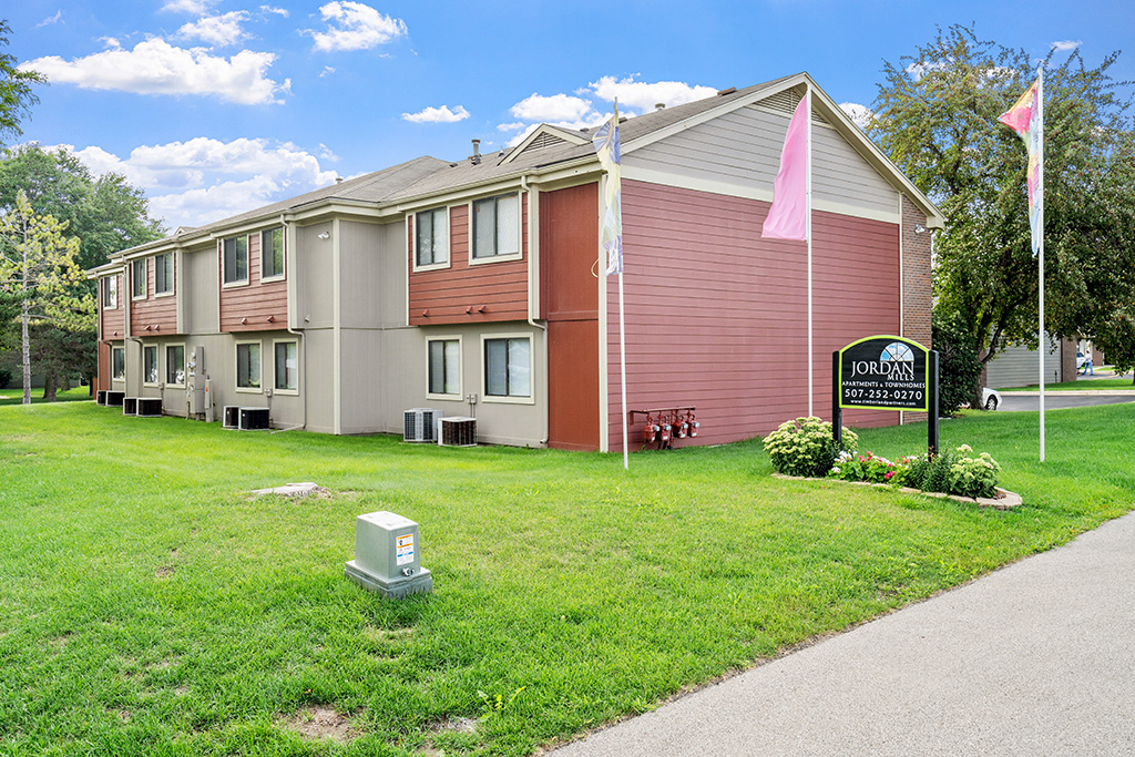 Photo of Jordan Creek and Mills apartments and townhomes in Rochester, Minnesota.