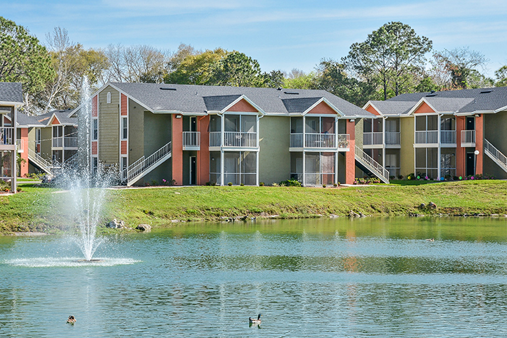 Photo of a fountain with the Latigo 27 buildings in the background in Ocala, Florida.