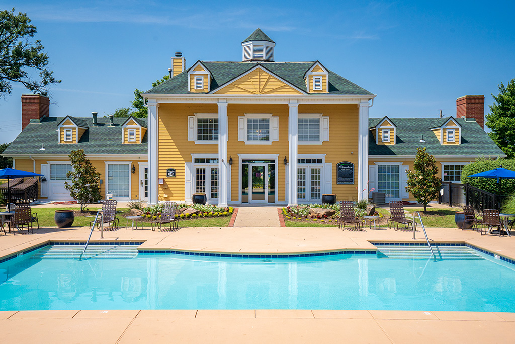 Photo of the pool at the Riverchase property in Tulsa, Oklahoma.