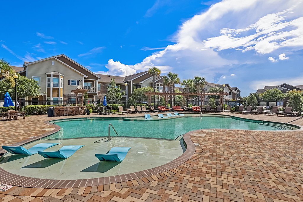 Photo of the pool at the Villas at Park Avenue property in Pooler, Georgia.