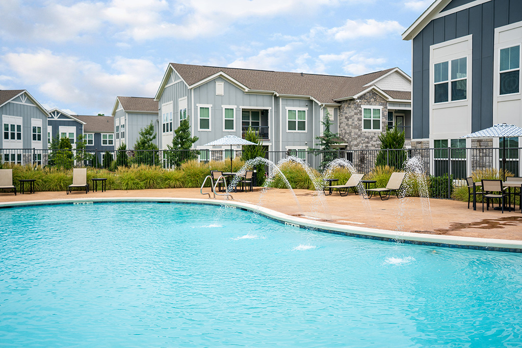 Photo of the pool at the Meridian at Walnut Creek property in Rogers, Arkansas.
